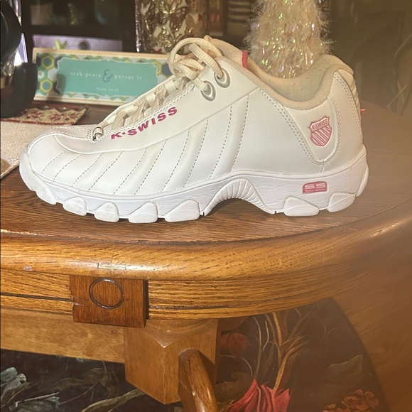 K-Swiss Women’s White and Hot Pink accents size 10. Only been worn twice! MMAO - Picture 13 of 16